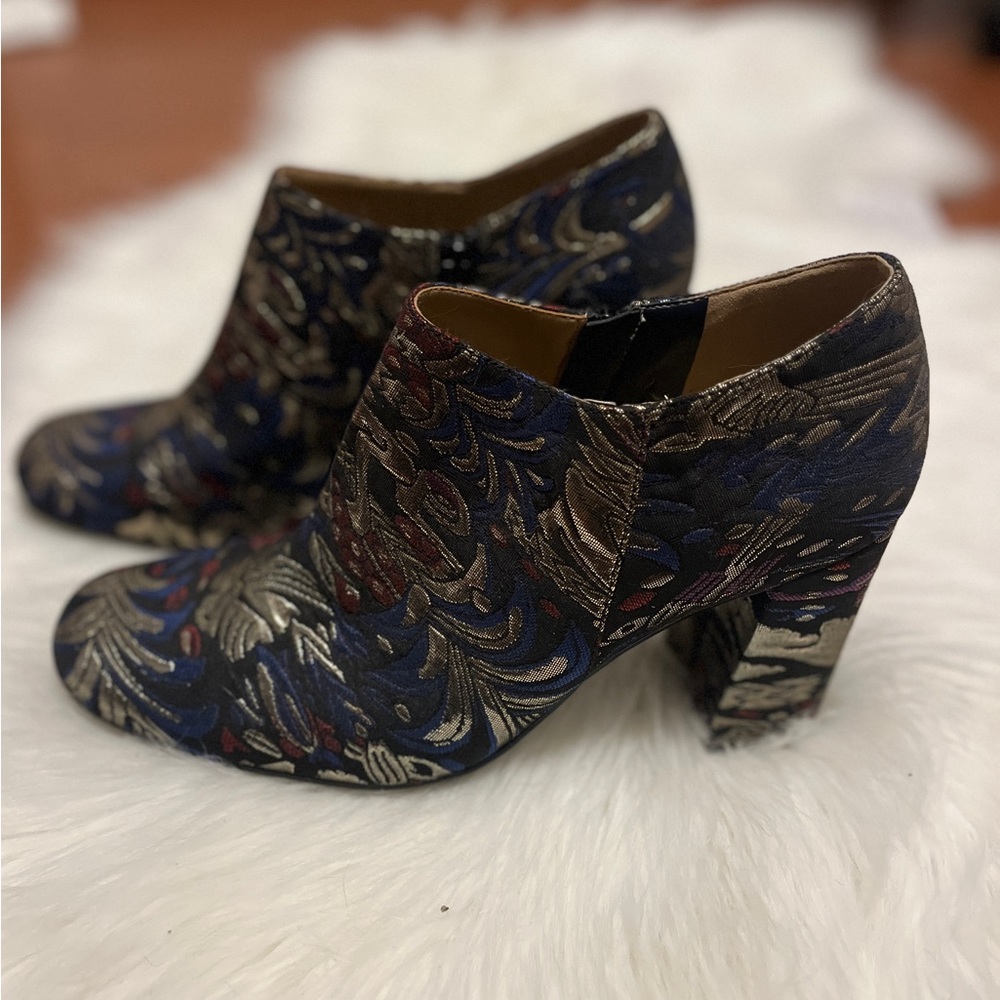 Naturalizer Women’s Brocade Rainy Ankle Booties Size 8